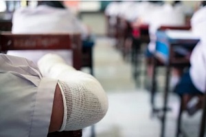 student with broken arm in the class